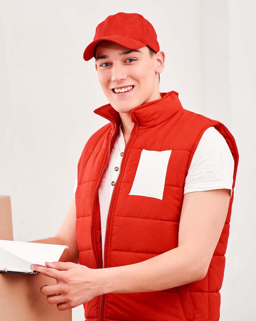 Umzugshelfer Berlin tragen Umzugskartons und helfen beim sicheren Transport von Möbeln Pinguin Umzüge