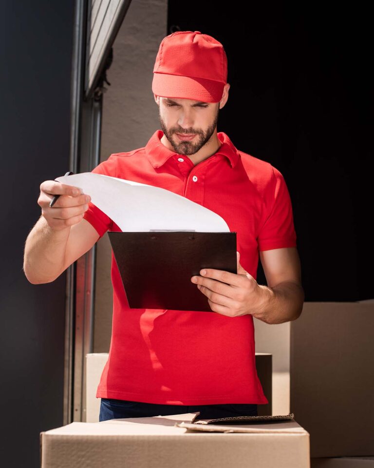 Umzug Checkliste Vorbereitung beim Umzug Kartons tragen und Planung