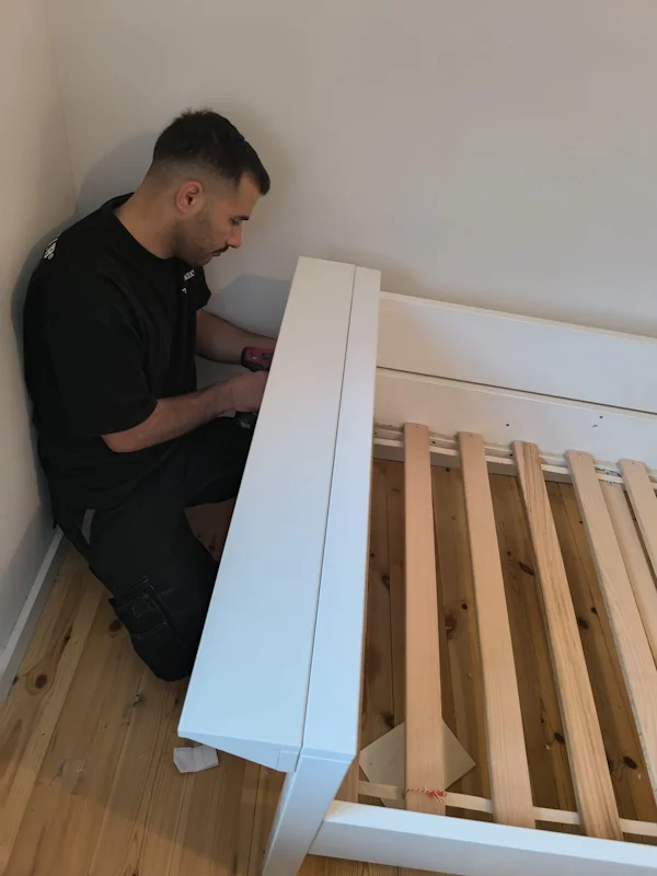 Möbelmontage bei einem Umzug.