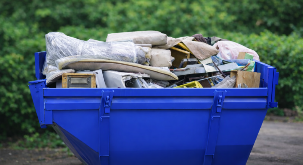 Entrümpelung Berlin Container Sperrmüll Entsorgung mit Pinguin Umzüge